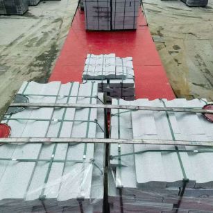 德州 芝麻白仿形加直形路沿石出货日常