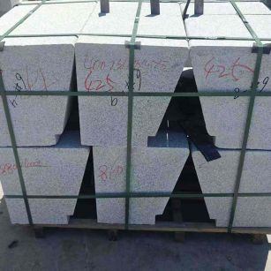 德州 芝麻白异形坐凳，石凳