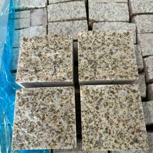 德州 黄金麻花岗岩自然面小方块，弹石，马蹄石等