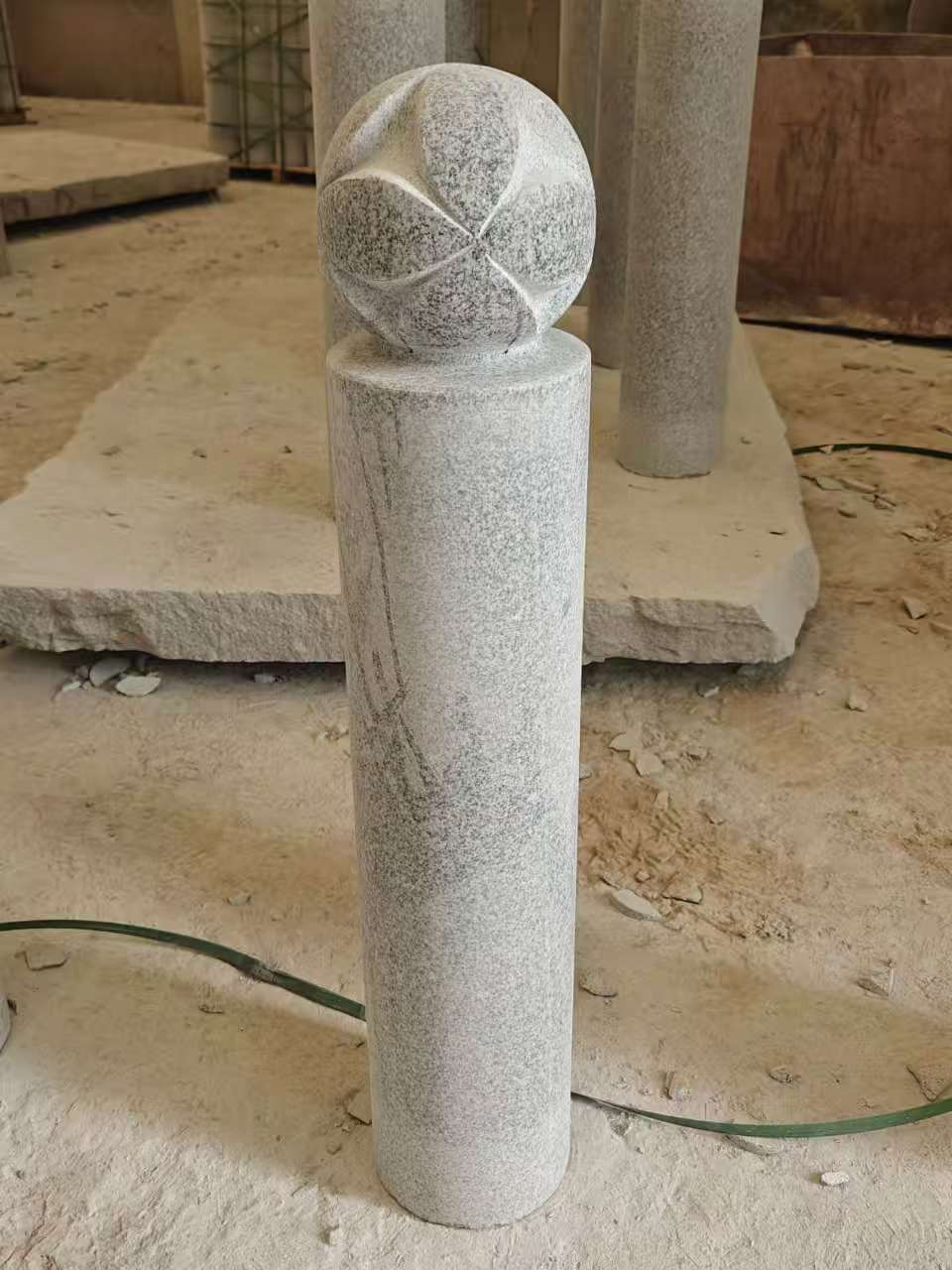 德州 芝麻白花岗岩石材挡车石柱、停车柱、圆柱挡车柱、方柱挡车柱等