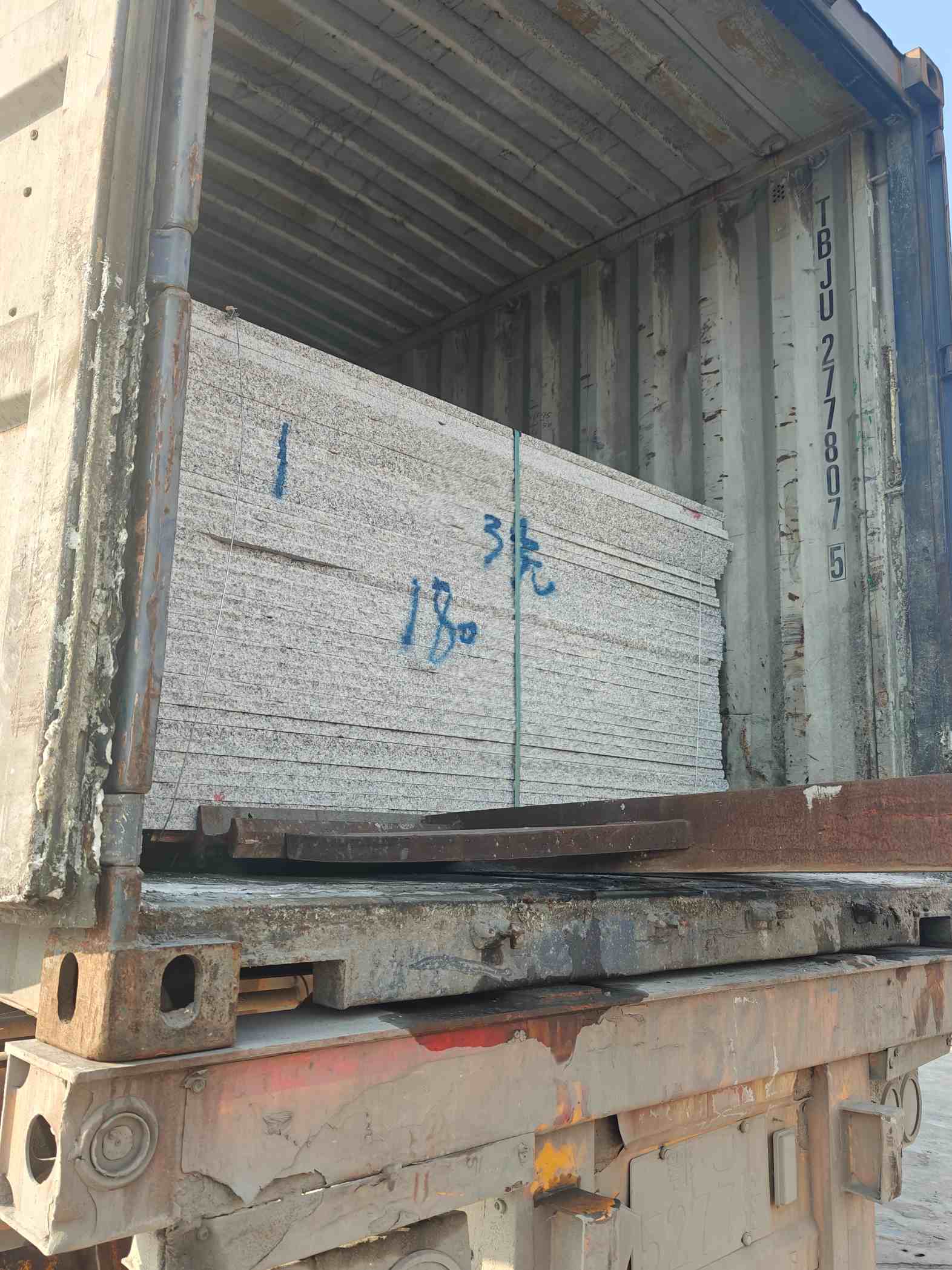 德州 芝麻白花岗岩石材3.0公分光面毛板装柜出货