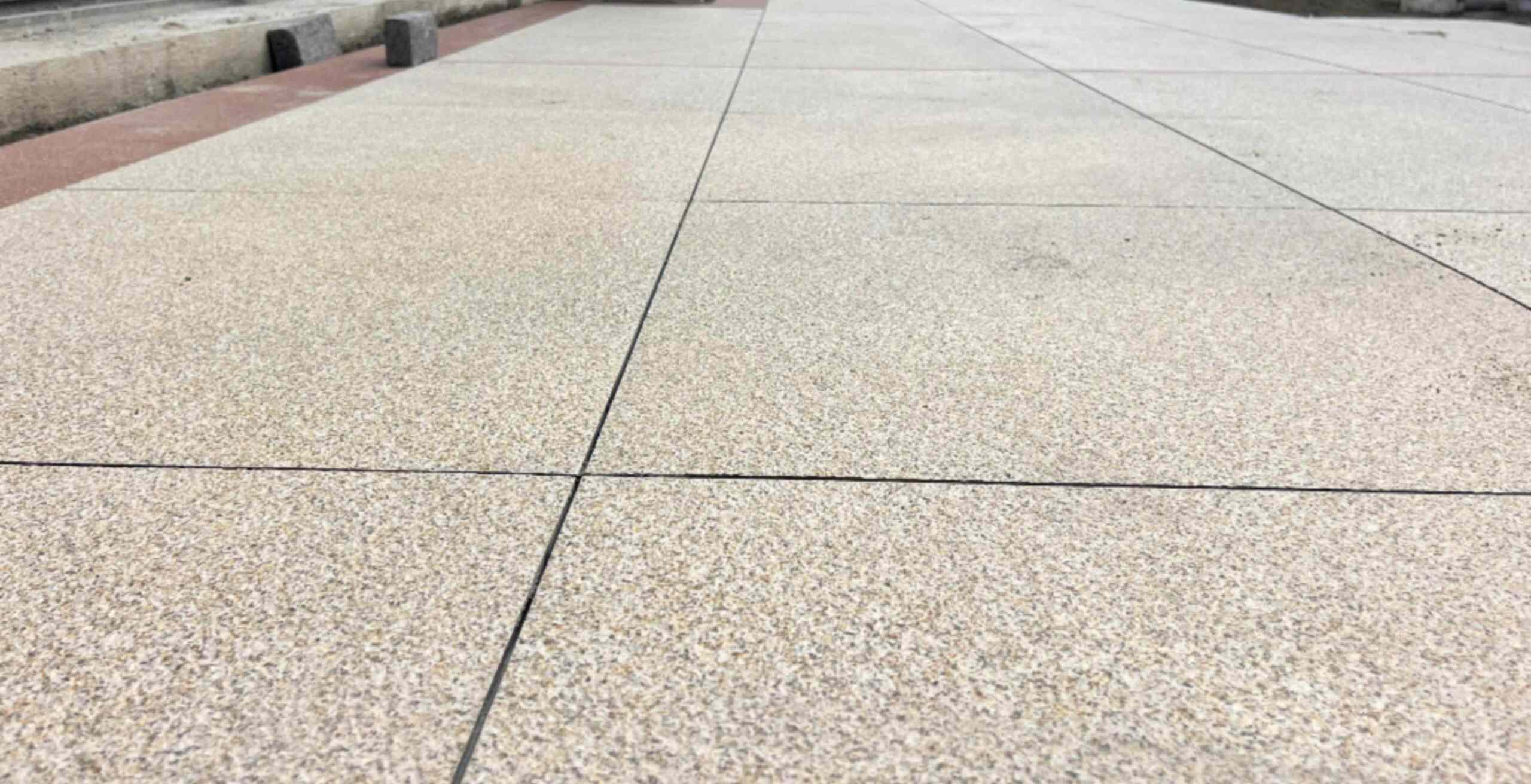 德州 黄金麻花岗岩石板材荔枝面地面铺装效果