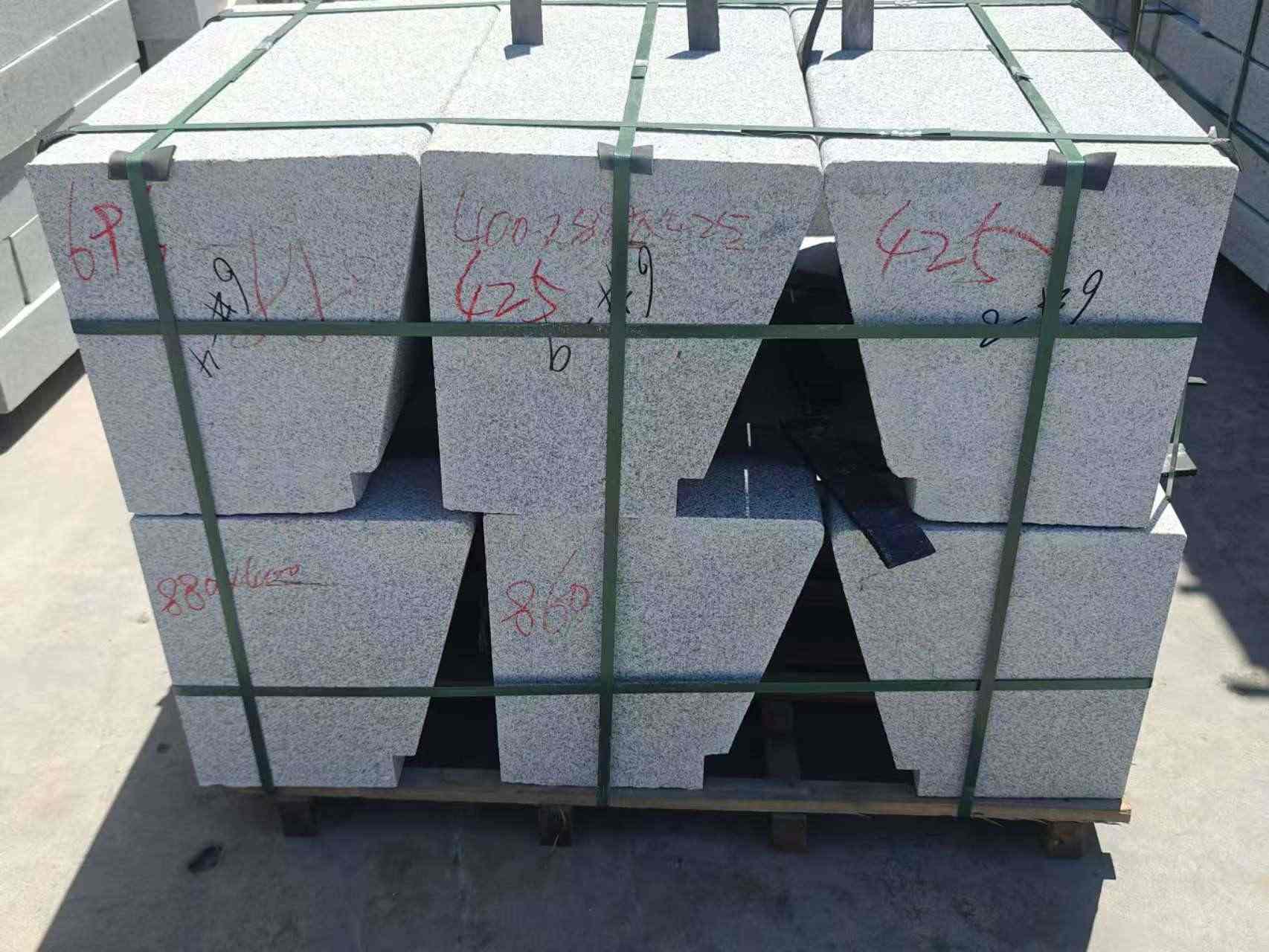 德州 芝麻白异形坐凳，石凳