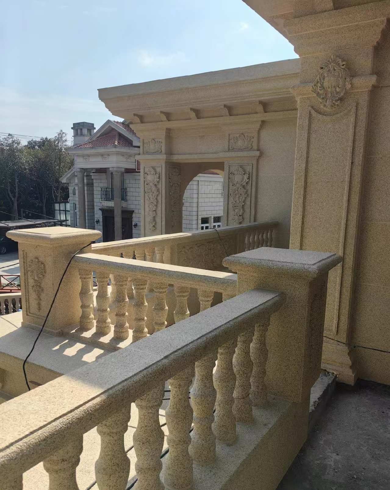 德州 黄金麻别墅外墙干挂雕花配合阳台栏杆花瓶柱