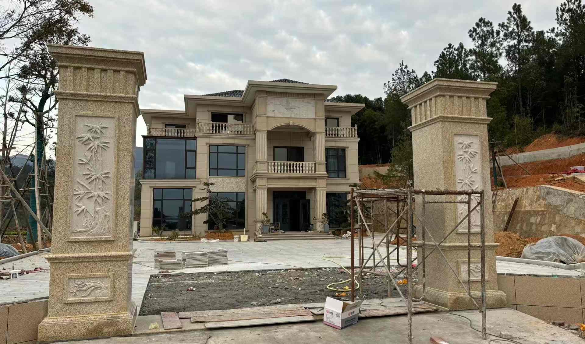 德州 黄金麻花岗岩别墅雕花外墙干挂配上门口雕花罗马柱