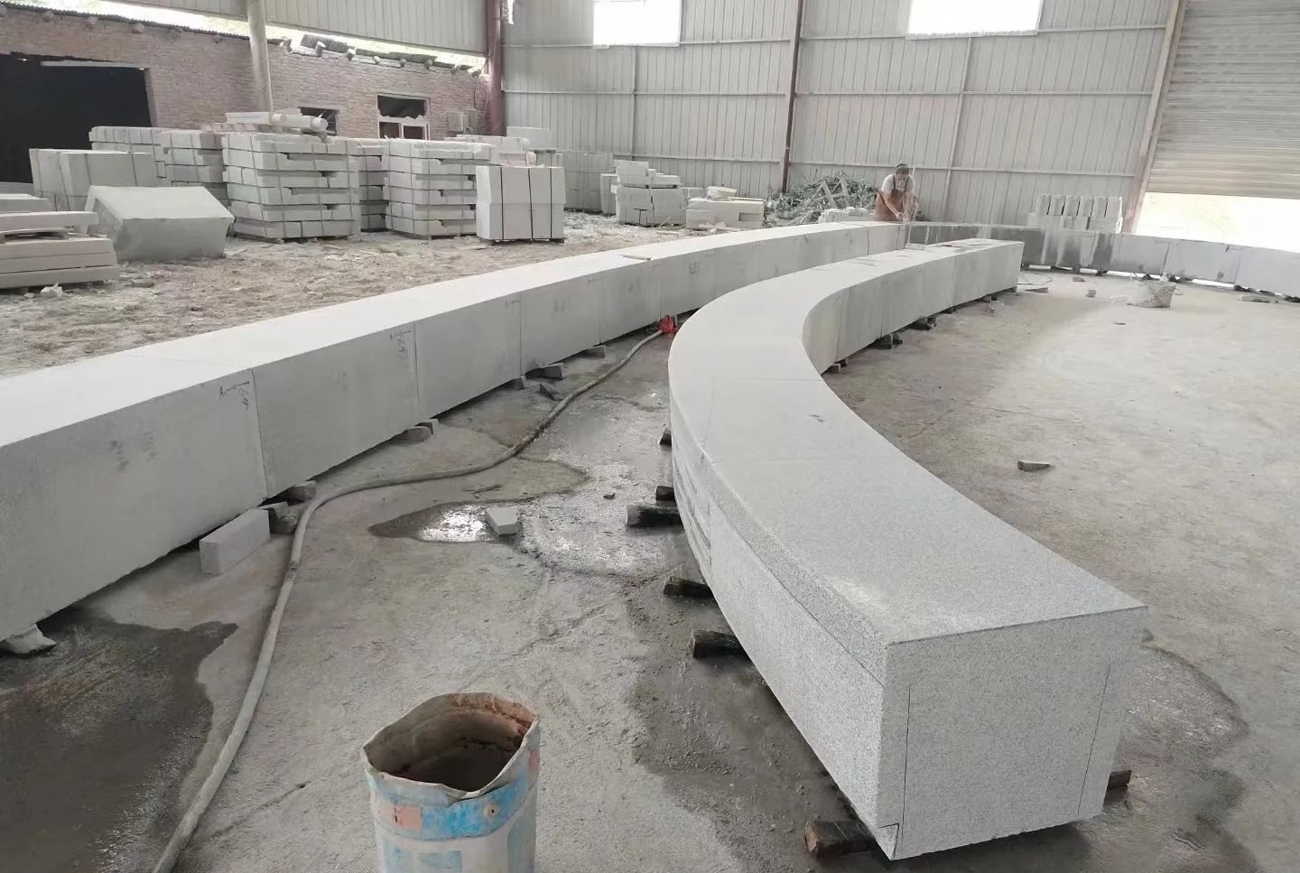 德州芝麻白花岗岩石板材 园林光面弧形坐凳