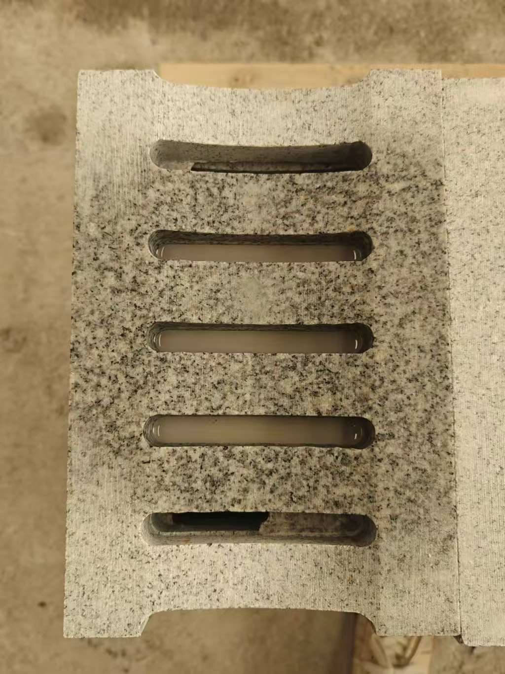 德州 芝麻白拉丝面花岗岩U型开槽排水槽