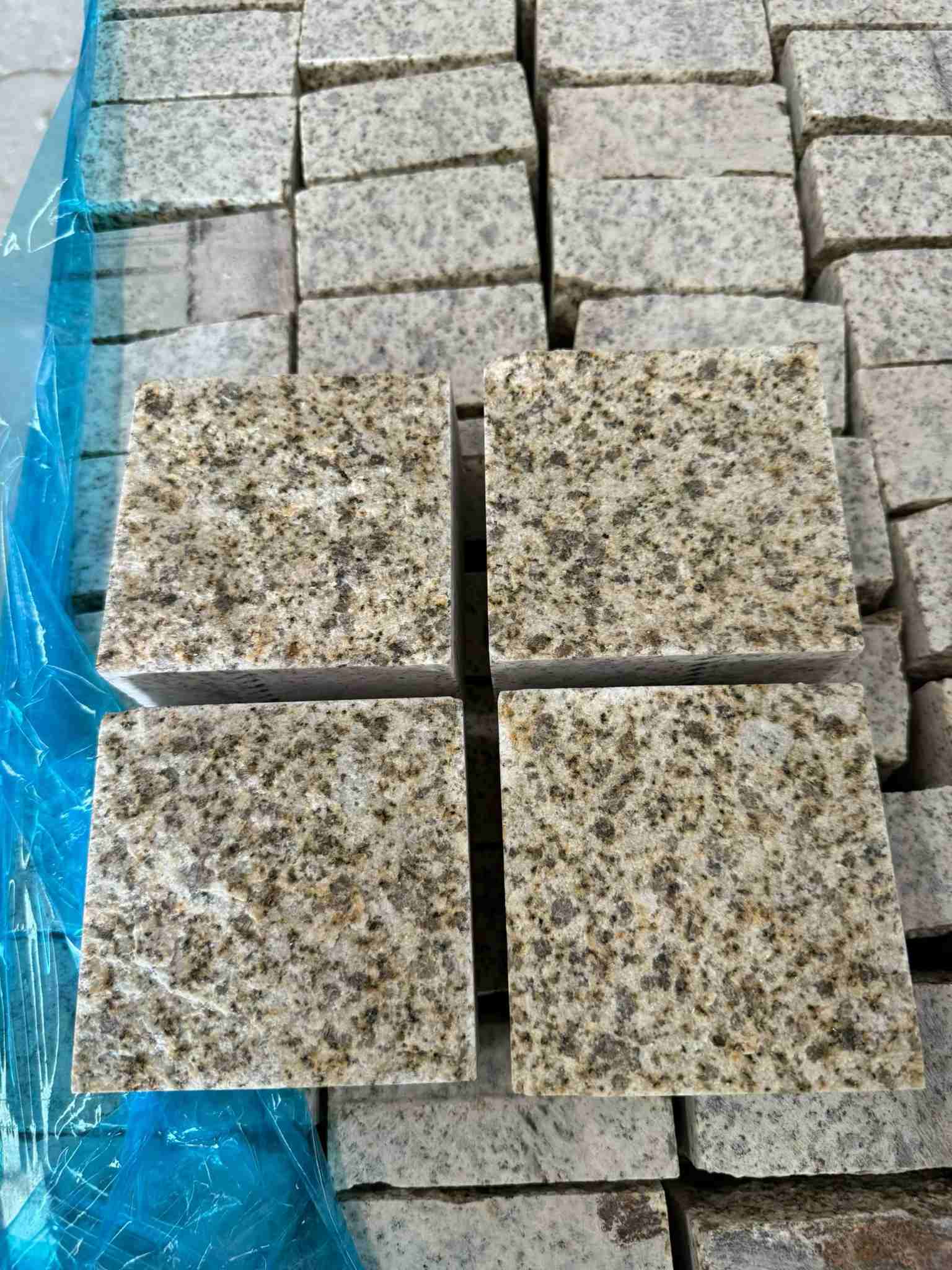 德州 黄金麻花岗岩自然面小方块，弹石，马蹄石等