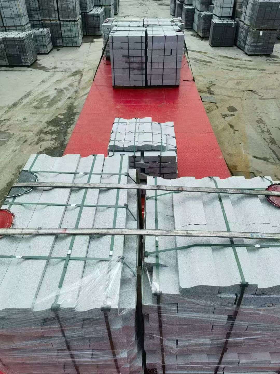 德州 芝麻白仿形加直形路沿石出货日常