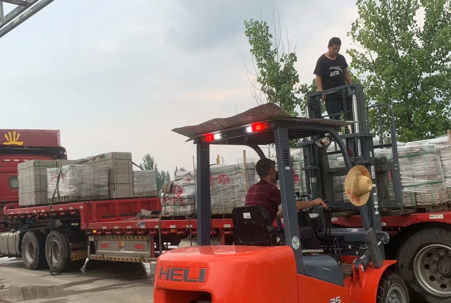 德州 黄金麻冰裂纹，地铺石装车