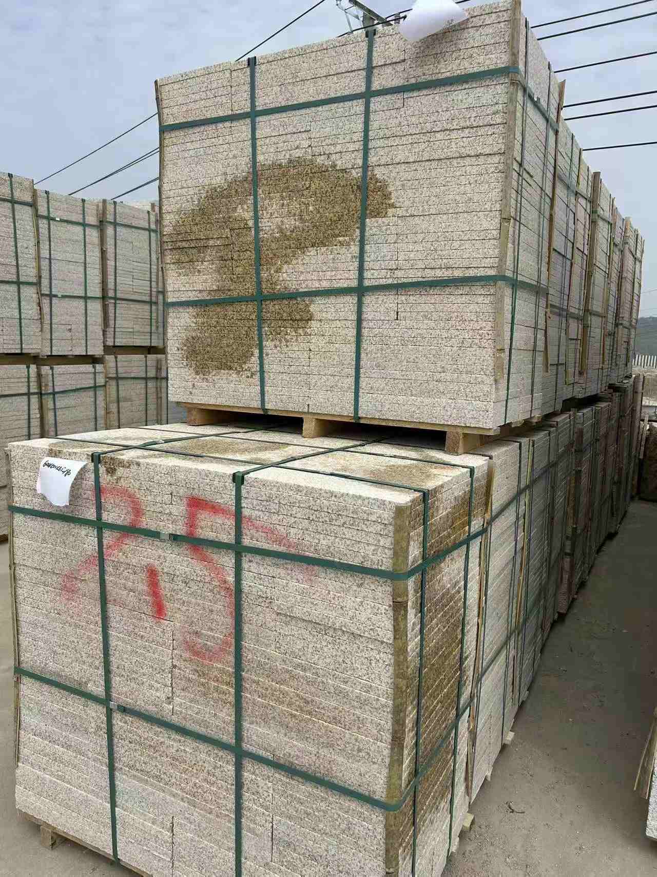 德州 黄金麻花岗岩石材荔枝面地铺石2.5*300*600