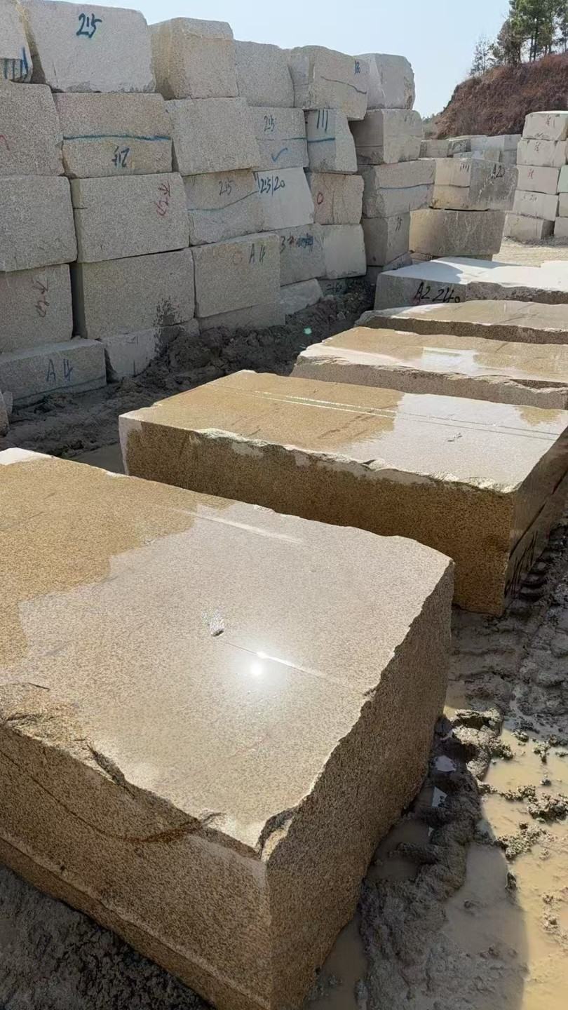 德州 黄金麻方料堆场洗料分选中，原材料充足