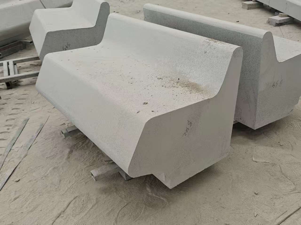 德州 芝麻白花岗岩异形坐凳，石凳